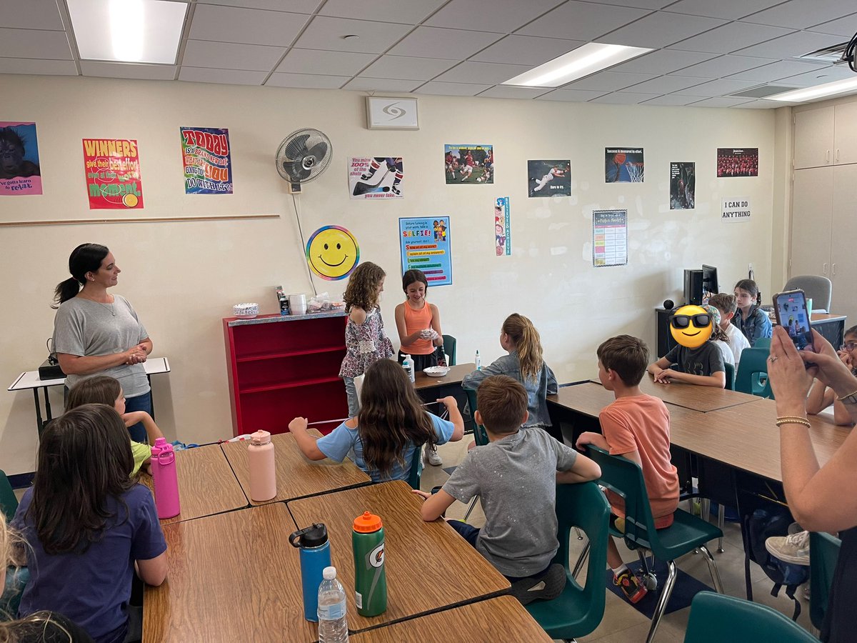 MsCalandrillo's tweet photo. 4DC celebrated our last day of school by making SLIME!!! Thanks to our amazing room parents for putting this fun activity together for us! 💙💛 https://t.co/bIKH5ruEPu