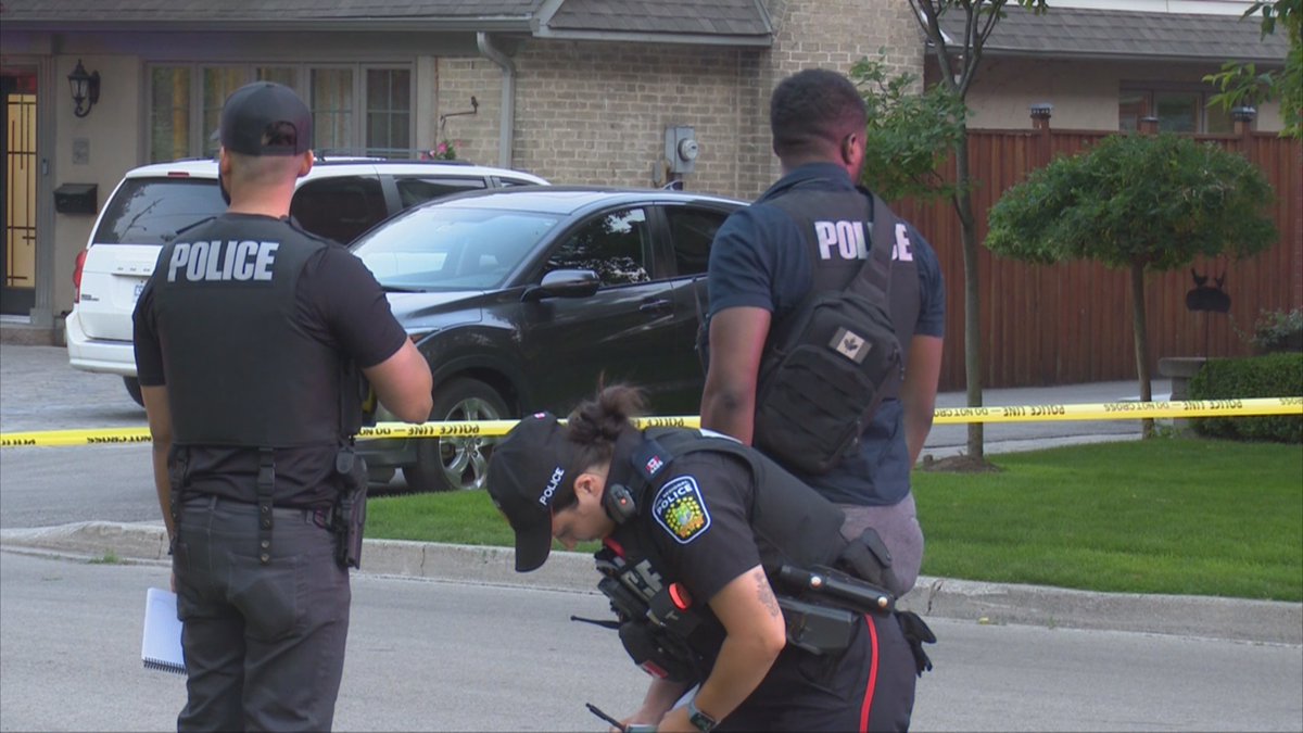 Media371's tweet photo. .@PeelPolice investigating a fatal double shooting on Oakwood Avenue South in #Mississauga. Male victim removed from the lake and pronounced dead on scene, female victim transported to hospital by @Peel_Paramedics. @PeelHomicide detectives notified. https://t.co/3YbRiTnzZk