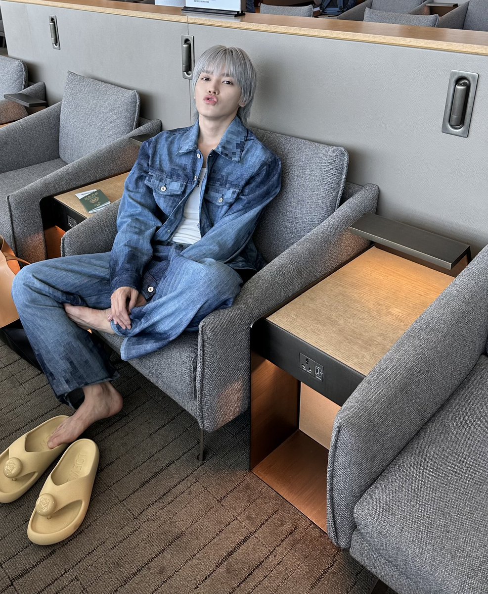 [230622]🌹💬 09:44 am kst

- 📷
- i'll arrive safely in Paris
- 📷 +2 
- i'll do well this time too. i'll do as well as y/n expects and come back
- i was very swollen when i took the pictures
- everyone have a good meal, have a good day and be healthy !!!