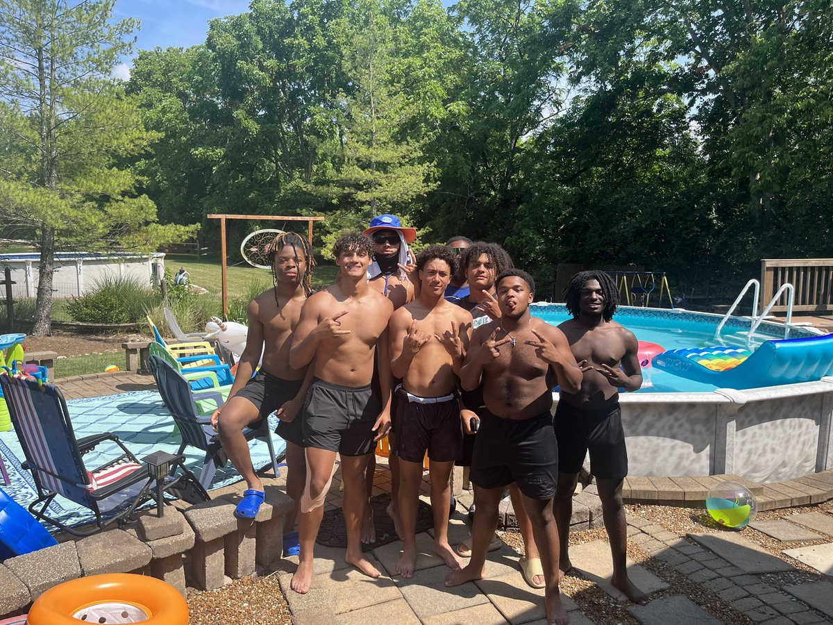 Coach @CoachChadMurphy invited the linebackers over after camp for swimming and bonding! @justinnn10k @Land9nn @KJ_Brown06 @Erick_Morris6 @BuckmanTj @rodneyjones333 @Jamierbryant26 #LBU @Winton_WoodsFB 🔵🟢🔵🟢🔵🟢