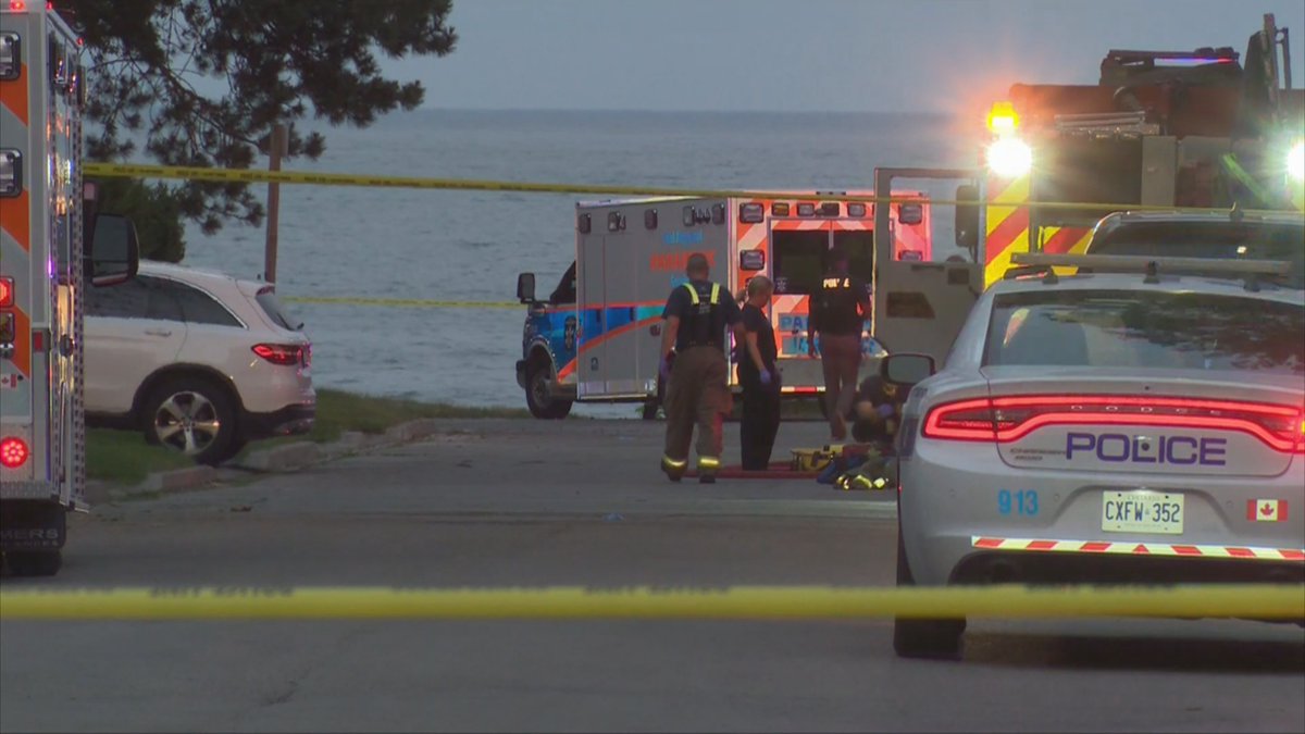 Media371's tweet photo. .@PeelPolice investigating a fatal double shooting on Oakwood Avenue South in #Mississauga. Male victim removed from the lake and pronounced dead on scene, female victim transported to hospital by @Peel_Paramedics. @PeelHomicide detectives notified. https://t.co/3YbRiTnzZk