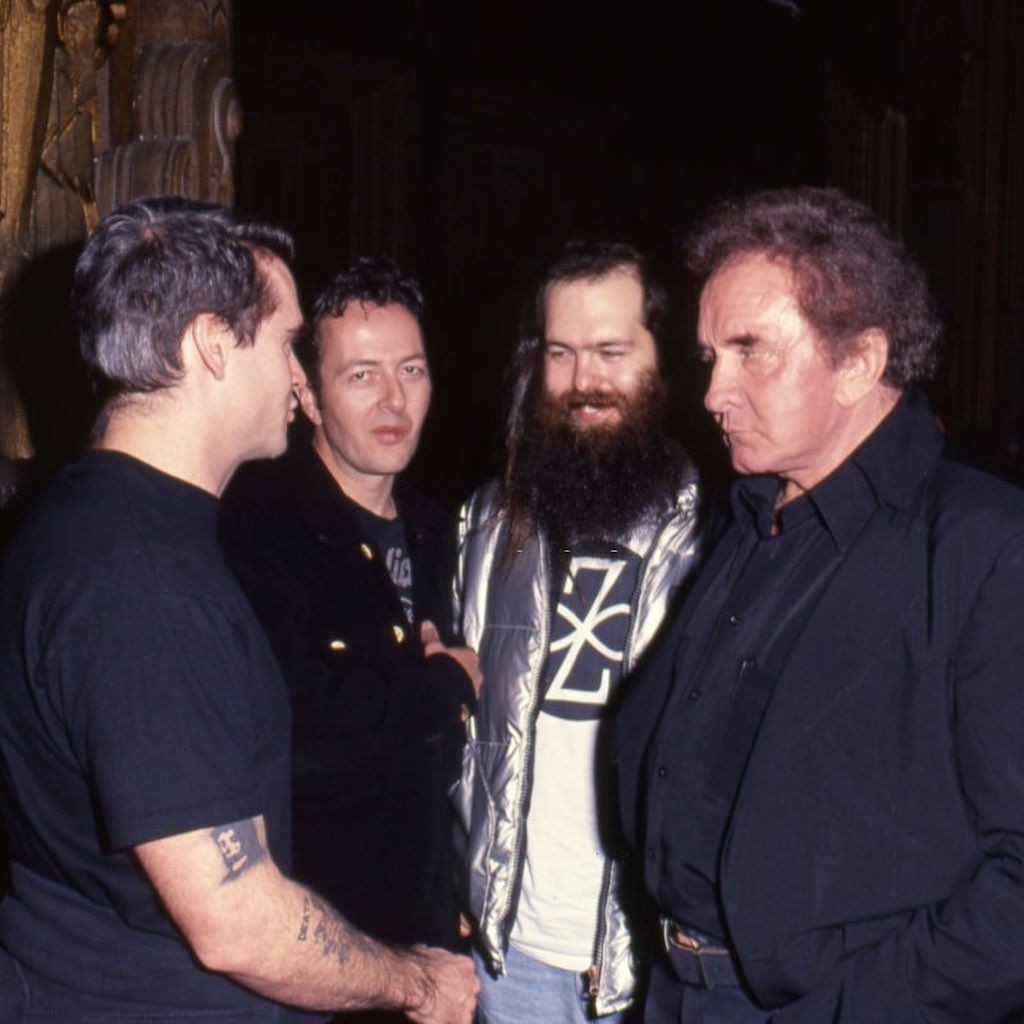 PunkRockStory's tweet photo. Henry Rollins, Joe Strummer, Rick Rubin and Johnny Cash form a ring of fire backstage at the Pantages Theater, Los Angeles in 1995.

Photo by Steve Granitz

#punk #punks #punkrock #legends #musiclegends #history #punkrockhistory https://t.co/KqfE0lSUN1