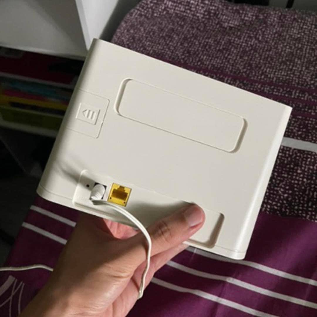 theiceraf's tweet photo. Kalau korang duduk menyewa, and rasa tak mampu nak pasang wifi, aku sarankan korang guna ni! 

Beli je any telco yg ada plan unlimited internet, lepastu masuk kan kat device ni. Then you guys can enjoy your unlimited wifi 🥳🙌🏽 https://t.co/xqdJhwLryh