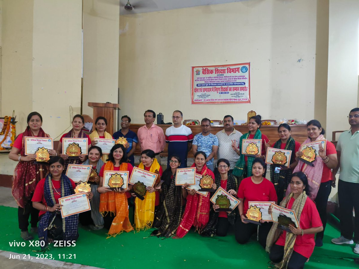 DrRachnaSingh2's tweet photo. योग दिवस विशेष 👏👏
अंतर्राष्ट्रीय योग दिवस पर आदरणीय डायट प्राचार्य श्री पवन कुमार तिवारी जी तथा जिला बेसिक शिक्षा अधिकारी श्री संजय तिवारी जी के द्वारा बच्चों तथा समुदाय को योग से जोड़ने के लिए शिक्षकों को सम्मानित किया गया।#YogaInBasic
@bsa_unnao @basicshiksha_up @CMOfficeUP https://t.co/HXGiFTRbt0