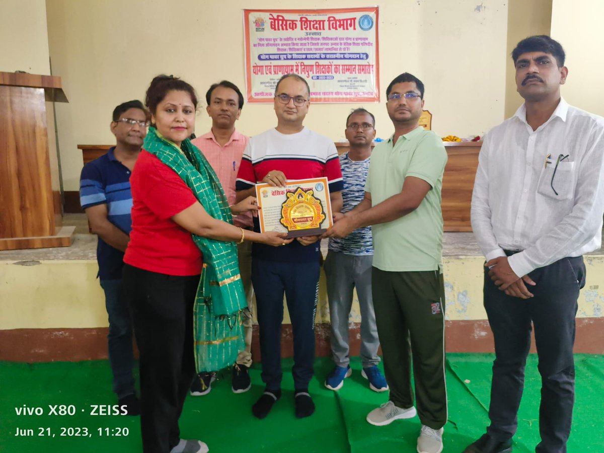 DrRachnaSingh2's tweet photo. योग दिवस विशेष 👏👏
अंतर्राष्ट्रीय योग दिवस पर आदरणीय डायट प्राचार्य श्री पवन कुमार तिवारी जी तथा जिला बेसिक शिक्षा अधिकारी श्री संजय तिवारी जी के द्वारा बच्चों तथा समुदाय को योग से जोड़ने के लिए शिक्षकों को सम्मानित किया गया।#YogaInBasic
@bsa_unnao @basicshiksha_up @CMOfficeUP https://t.co/HXGiFTRbt0