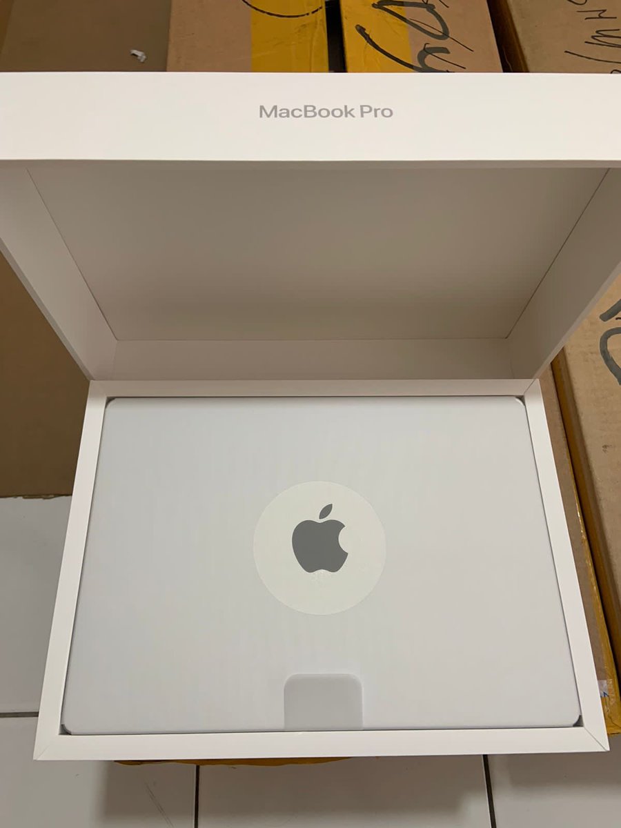 bhaguz_403's tweet photo. Mau jual MacBook Pro 14 inci M1 Pro muluuuss gini. 

Posting jam berapa nih enaknya? 😍💻 https://t.co/7n5jCZMKUi