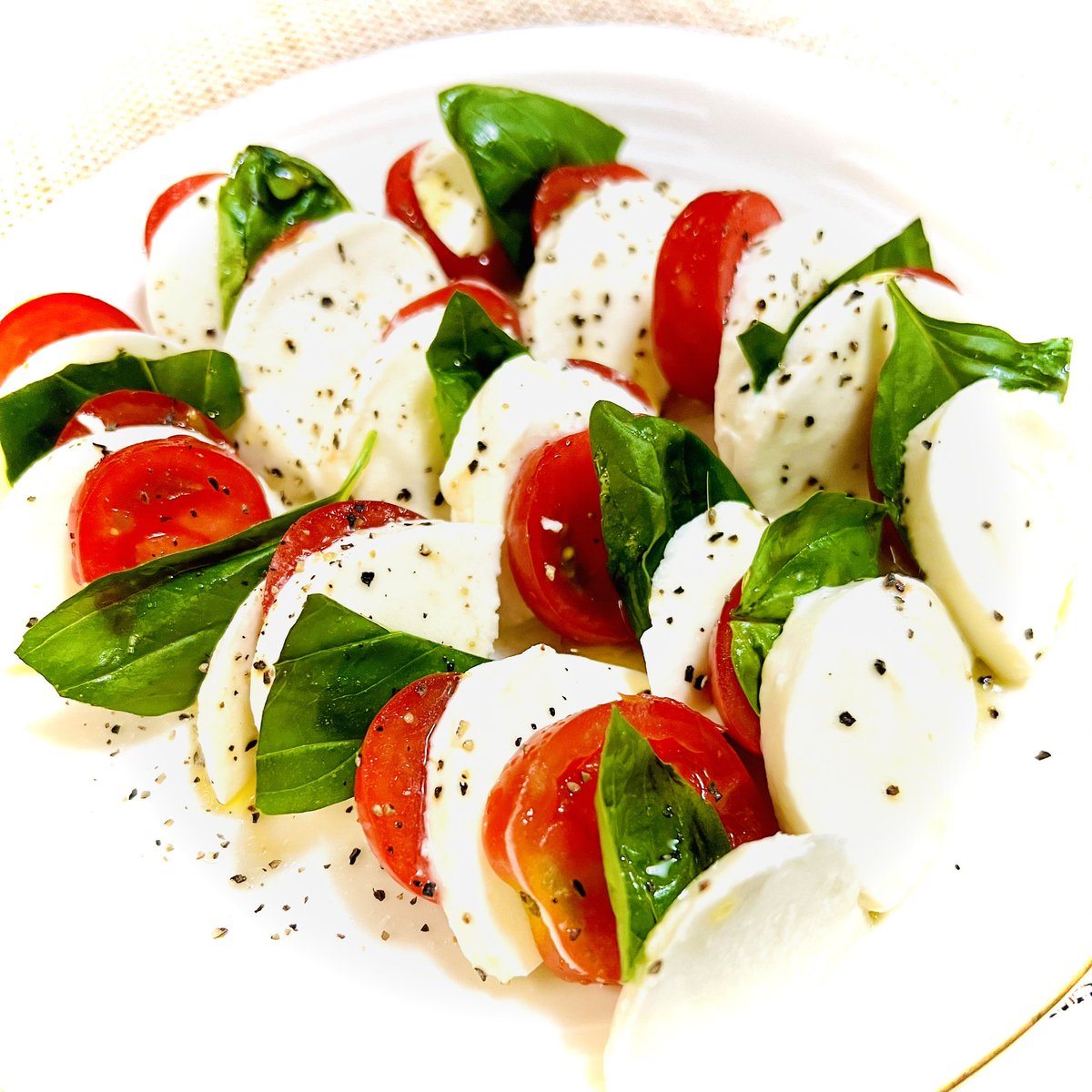今日のおもてなし一品✨
⚫︎カプレーゼ🍅
オリーブオイルと塩胡椒で簡単♪
ちょい酒の肴やおもてなし料理とか、見た目に可愛く作れるとテンション上がる↑
前はお友達家族呼んでホームパーティーしてたけど、もっと練習してマジなの作りたいっ😆✨
#料理好きさんと繋がりたい #レシピ #自炊記録
