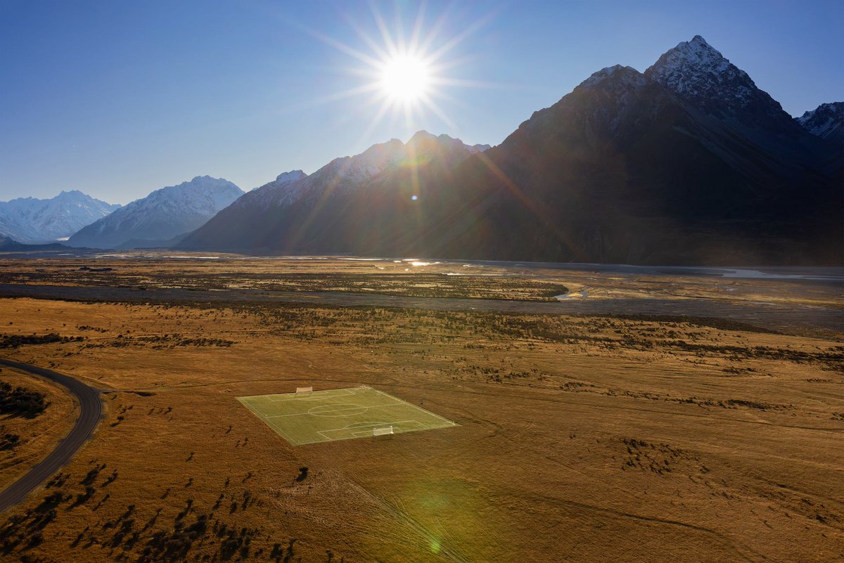 New Zealand may have just created the most beautiful football pitch in the world 😍

To celebrate #WWC2023, this full sized football pitch was created beneath New Zealand’s highest peak. 

Incredible!

📸 PhibbsVisuals / Tourism NZ