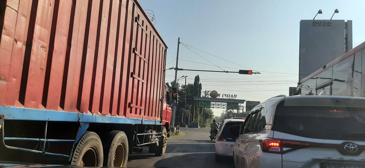 _ardani_'s tweet photo. saat hak yang mau ke kiri terhalangi truk yang berhenti, bikin macet ini mas wali @gibran_tweet cc @dishubsurakarta @POLRESTASURAKAR lok per4an fain dari arah selatan, sering kali walaupun tidak setiap hari truk pada istirahat tapi mepet ke lampu apill, bikin susah yg mau ke kiri https://t.co/Bg3FRmzrse