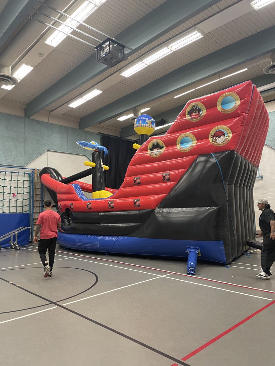 We know how to have a sport’s day! Foam pit, bouncy castles and 17 stations of events! The kids had a blast! Thank you staff for making it a wonderful day! ⁦<a href="/AbbotsfordSD/">Abbotsford Schools</a>⁩ ⁦<a href="/AbbyNews/">Abbotsford News</a>⁩ ⁦<a href="/NNgieng/">Nathan Ngieng, Ed.D</a>⁩