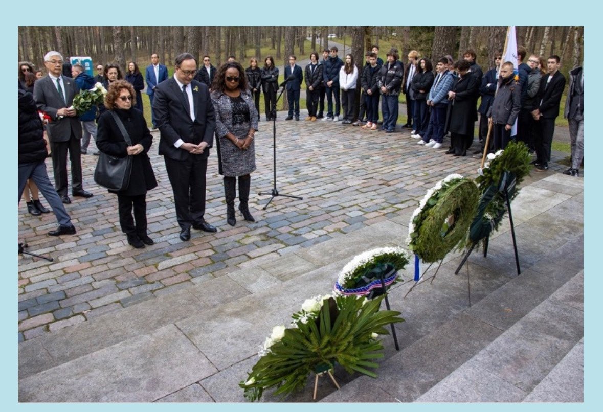 USHeritageComm's tweet photo. Chair @StarJonesEsq and Commission Member @LesleyLWeiss join US Ambassador to Lithuania, #AmbGilchrist and @USEmbVilnius for the #YomHashoah commemoration at the  #paneriaimemorial Monument. The monument was erected for Jews murdered in Paneriai. #DayOfRemembrance https://t.co/butkSuqBMn