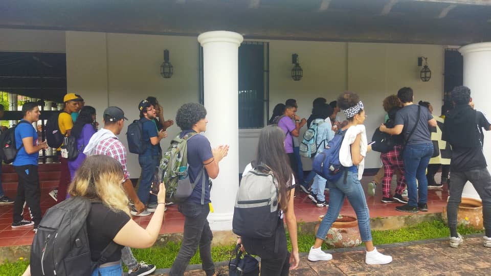 circuitmage's tweet photo. Nunca había participado en algún tipo de protesta, según yo "no me gustaba meterme en problemas", pero hoy ví a todos, estudiantes como yo, cansados de esta situación y dije: "¿De verdad hay que quedarse callado?", Todos al unísono por nuestra USB, esa de la que estoy segura https://t.co/eOVvqYIjeY