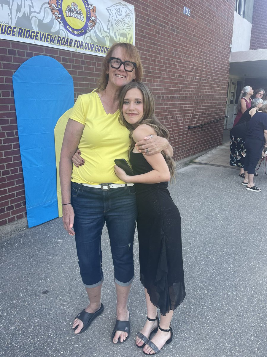 RidgeviewMiddle's tweet photo. Staff supporting students is what it’s all about! We wish you the very best at high school! @ASD_West https://t.co/2mWUvORpK2
