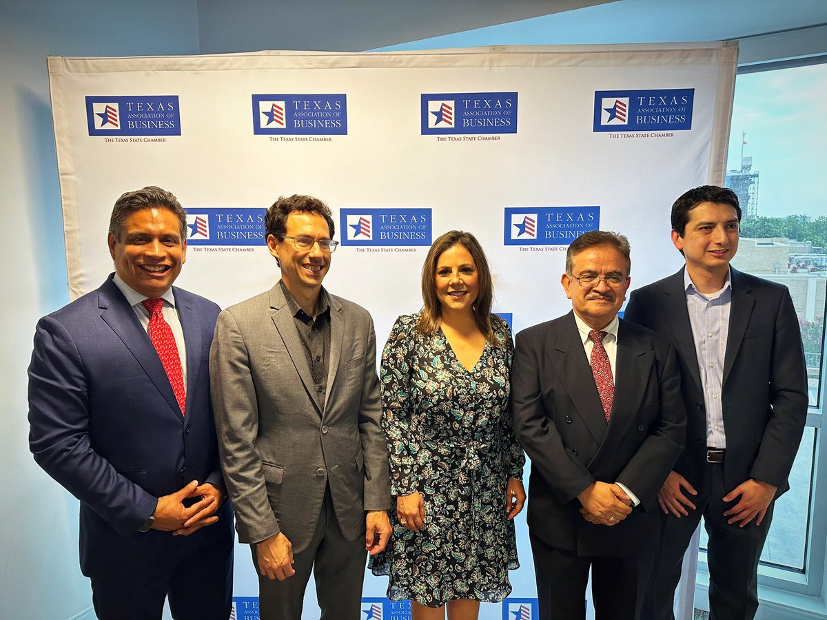 jorgeeuran's tweet image. Thanks to @txbiz @GlennHamer @davidzapata21 for hosting a great networking event with the  @Csoftmty  delegation visiting from Monterrey Mexico. Good to see Senator @GinaCruzBC &amp;amp; Mexico consul @RicardoSanc3  #buildingbridges #austinbiz