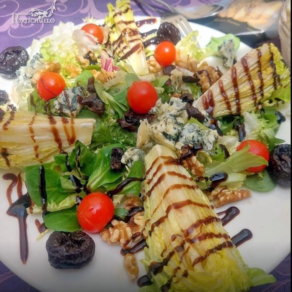 ¡Ya estamos oficialmente en verano! Y para el calor, un plato fresco, sano, natural y delicioso: esta es nuestra ensalada de la casa. 
Reserva de mesa en el ☎️959 24 57 68
#Portichuelo #Huelva #Andalucía #Calidad #Servicio #ElTemploDeLaCocinaTradicional #LaMejorTerraza