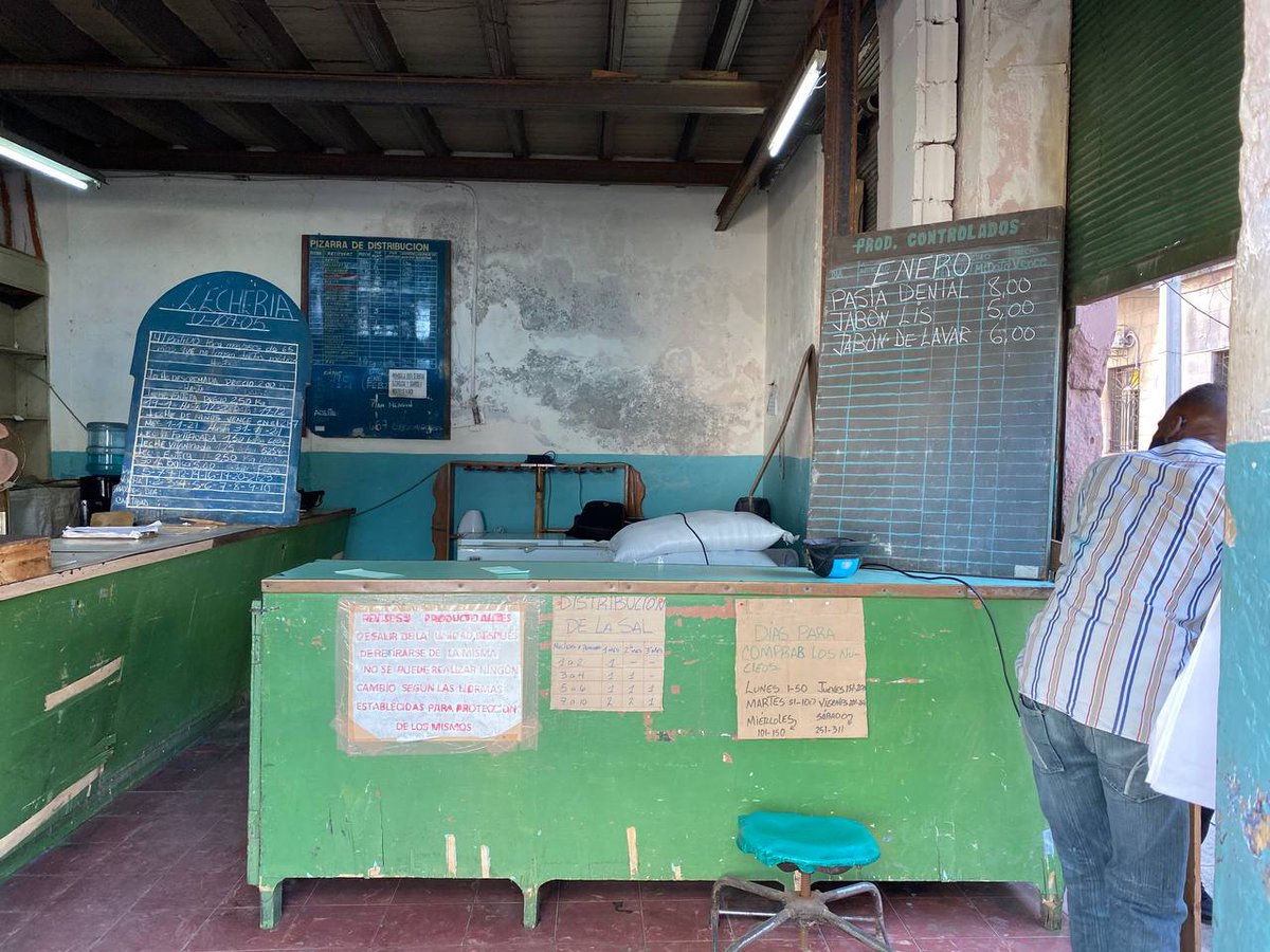14ymedio's tweet photo. El Gobierno cubano #elude sus #responsabilidades y #justifica su #incapacidad de ofrecer alimentos https://t.co/pCmoQKcqCH

👉🏼En 2023 llegaron solo cuatro barcos de trigo en lugar de los 18 necesarios para producir pan https://t.co/1iB5wwC5eO