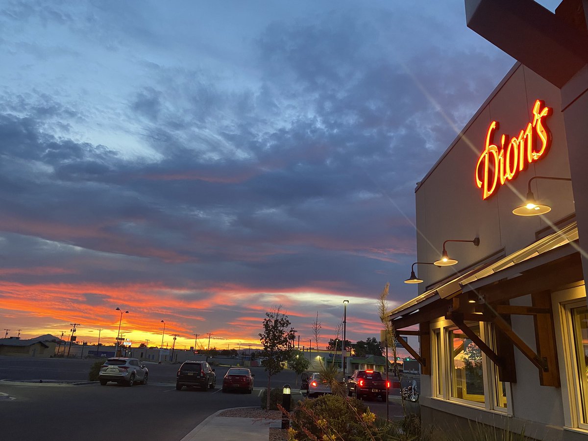 LucasHerndon's tweet photo. Name a more iconic #nmtrue duo… you can’t.
@DionsPizza
#allsick #sunset https://t.co/wsdVcixPW1