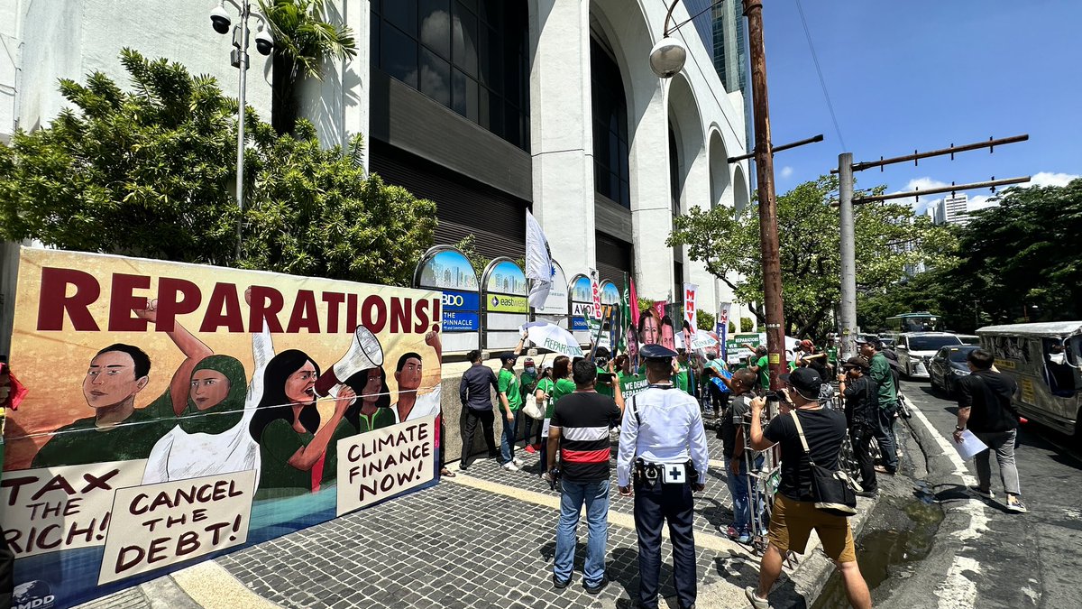 👇🏽NOW HAPPENING: Filipino 🇵🇭communities at the French Embassy🇫🇷 in Manila demand #Reparations 💸 for Justice ⚖️ and Equity📶, in the face of the climate, debt, and economic crises. #ReparationsForClimateDebt #ClimateFinanceNow #CancelTheDebt #TaxTheRich #WealthTaxNow ✊🏽