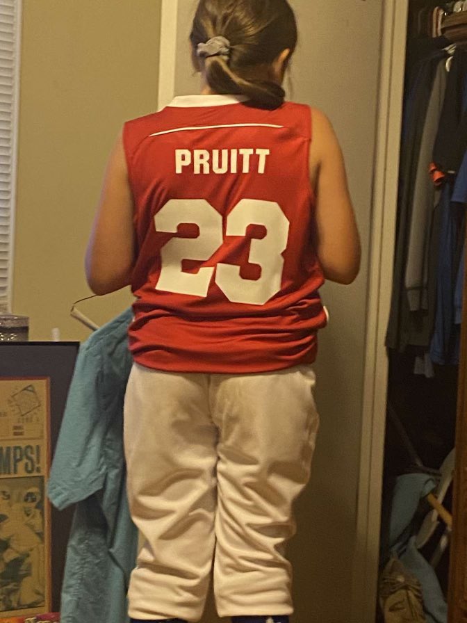 Got to love Emma. Has always wore an odd number. For Dixie she wanted to wear her regular season Number 5, but a girl from our other team wore it. So who was the next @Braves player she wanted to emulate? Her current favorite, Number 1 was taken too, so she went with #MoneyMike!