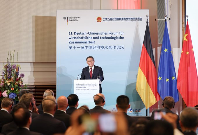 animals_h's tweet photo. Premier Li Qiang at the 11th China-Germany Economic and Technical Cooperation Forum: "We don’t think it’s risky to drive in a Volkswagen, nor do we think it’s unsafe to get a CT by Siemens equipment. We never regard these as risks, and China never means to "de-risk" from them." https://t.co/o6d62U7Fmx