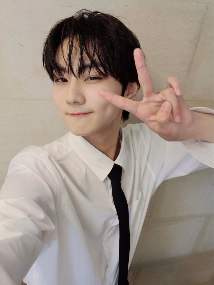 [ day 2 ]

hi, i’m lyre! not new to stan twt and looking for cool and interactive moots

✸ she her 
✸ 🇵🇭 
✸ minor
✸ any fandom will do
✸ ults – nct, enhypen, le sserafim, itzy, new jeans, ive