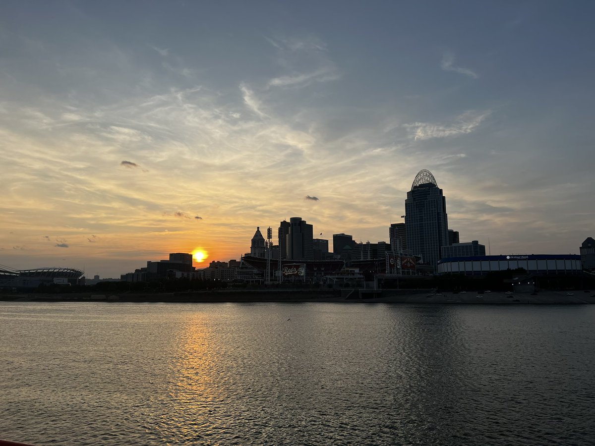 cincyleeann's tweet photo. Beautiful evening for the #UCATS riverboat cruise! #Bearcats https://t.co/xKyWteYIHN