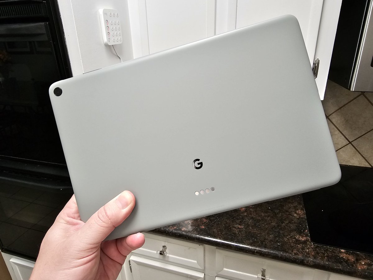 AdamJMatlock's tweet image. Picked this up today. Interesting tablet for sure. Feels like a giant Pixel 5. Lol. #PixelTablet #TeamMyWallet @GooglePixel_US