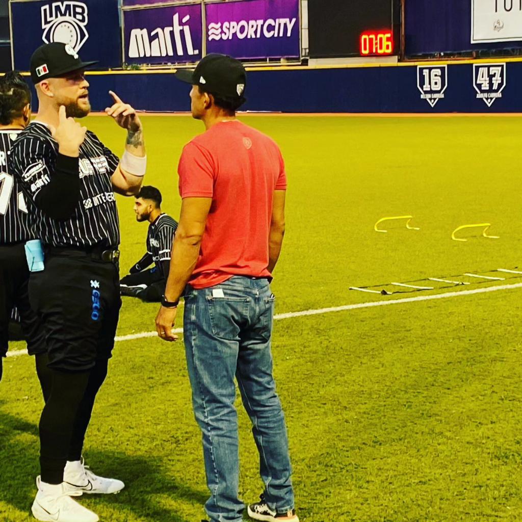 cdbijb's tweet photo. “La fuerza de carácter y la inteligencia emocional para hacer frente a los errores y aprender de ellos son la clave del éxito”. 

Robert Kiyosaki

Seguimos trabajando 💪⚔️ @GuerrerosOax 
#JB10 #Beisbol #integral #Lideres #positivos #Oaxaca #mentalidad #inteligencia #emocional https://t.co/vCQ8XeyCux