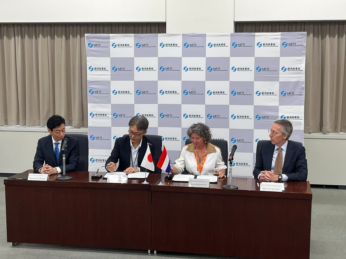 🇳🇱🇯🇵オランダ経済・気候政策省は日本の経済産業省と21日、都内で半導体分野で協力する覚書を西村康稔経産相とペーター・ファン・デル・フリート駐日オランダ大使臨席の元交わしました。
bit.ly/3JpX78e

#semiconductors #chip 
<a href="/NLinJapan/">Embassy of the Kingdom of the Netherlands in Japan</a> @VlietJapan