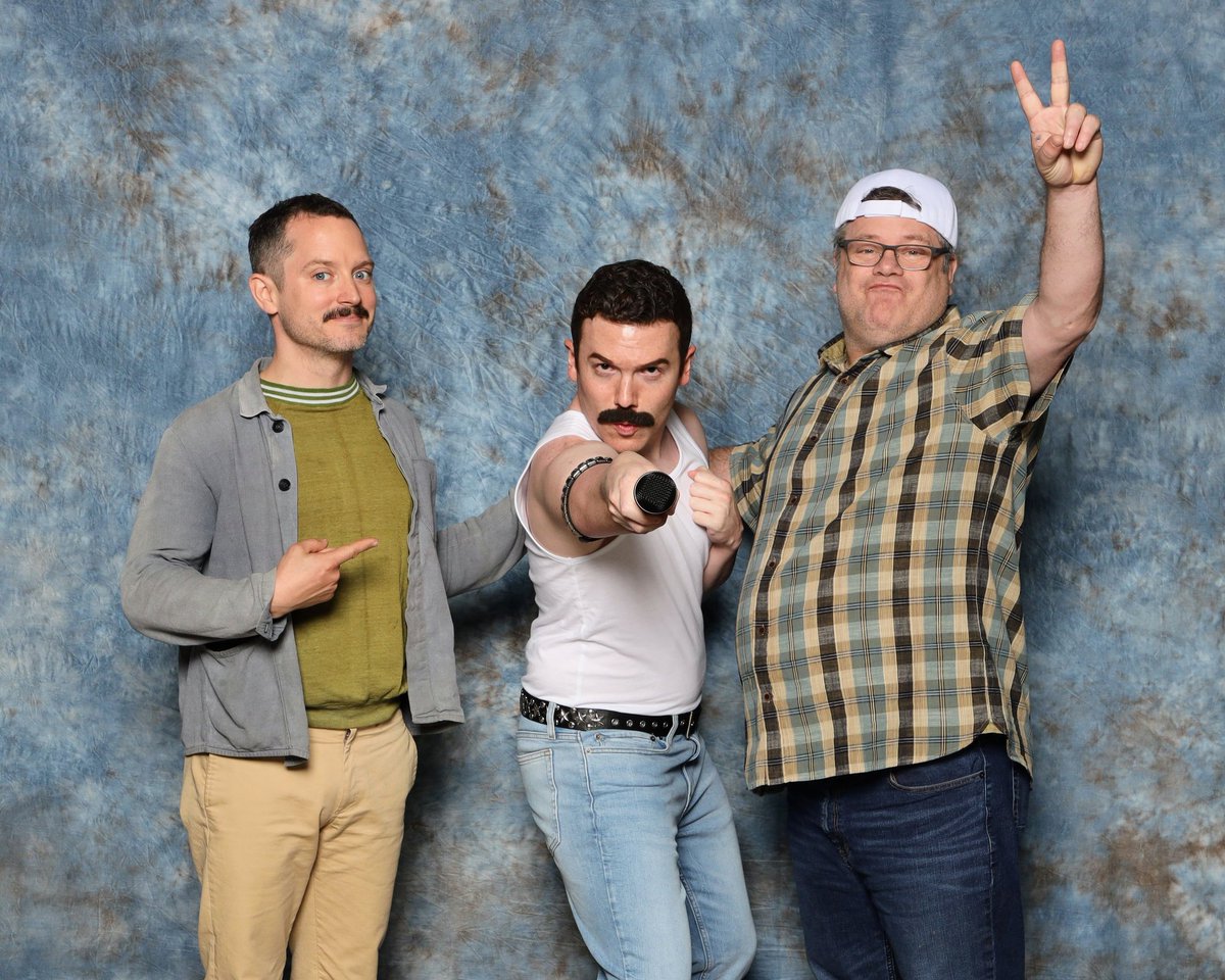 BenGarrand's tweet image. At Awesome Con, I got to snap a photo with Elijah Wood and Sean Astin! 😎 Absolutely honored to have met them - they&apos;re both super friendly, and got a kick out of the Freddie cosplay! 😉🙏🏻🔥

#awesomecon2023 #awesomecon #elijahwood #seanastin #freddiemercury #cosplayfun