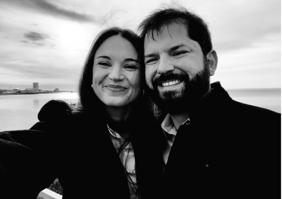 DRESTRUM__Pl's tweet photo. 🚨 Fundación Procultura: 

El tema se comienza a poner aún más turbio. La Tercera informa que la ex primera dama Irina Karamanos TRABAJÓ EN PROCULTURA hasta marzo de 2022. 

Misma fundación a la que un par de meses después el gobierno le adjudicó 500 millones de pesos. 😨 https://t.co/Id5H0Q1pkQ