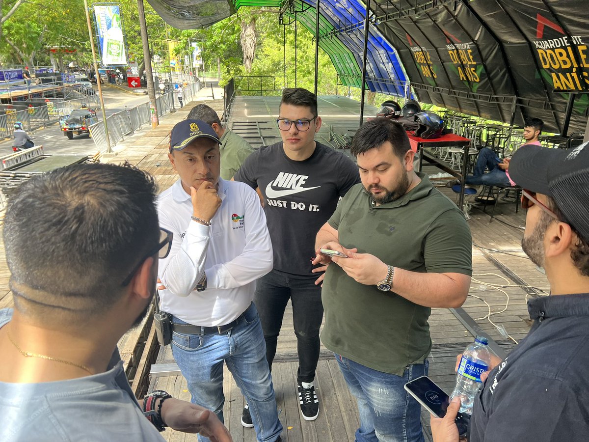 HUGOARCINIEGASM's tweet photo. Control de espacio Público en el recorrido de los desfiles de san pedro, #primeroneiva 🔴🟢🟡 https://t.co/5YHh2MwTcI