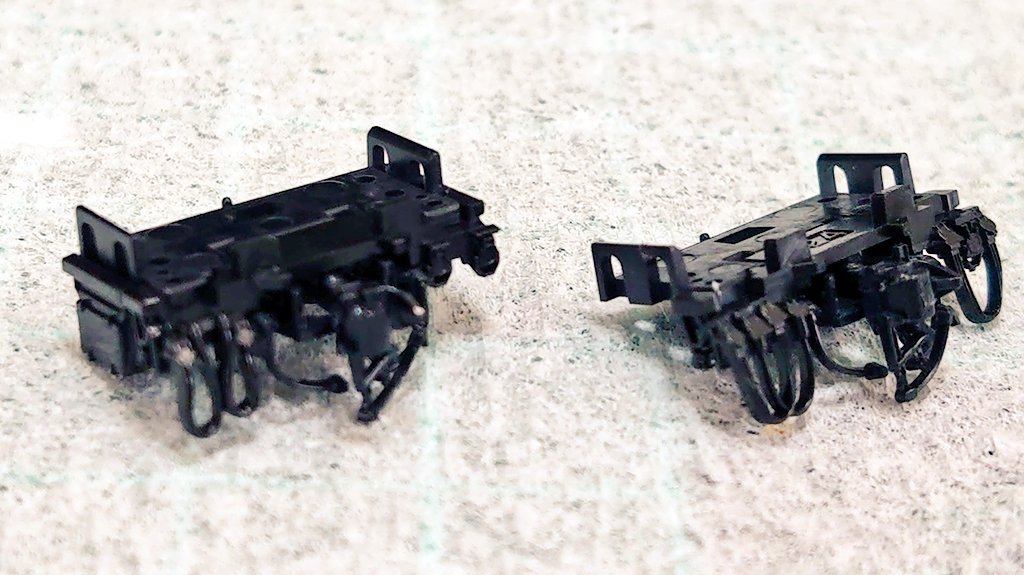 serena_c26's tweet photo. カプラーチェーンと付属パーツを取り付けた後の #JC6387 通常品との比較！最大の違いはジャンパ栓の後ろにある機器箱！！ヤバい！！
ヤバいぞこれは！！！！！！！！！！！
左が #14系用JC6387           右が通常品 #JC6387 https://t.co/koelG8Dk8B