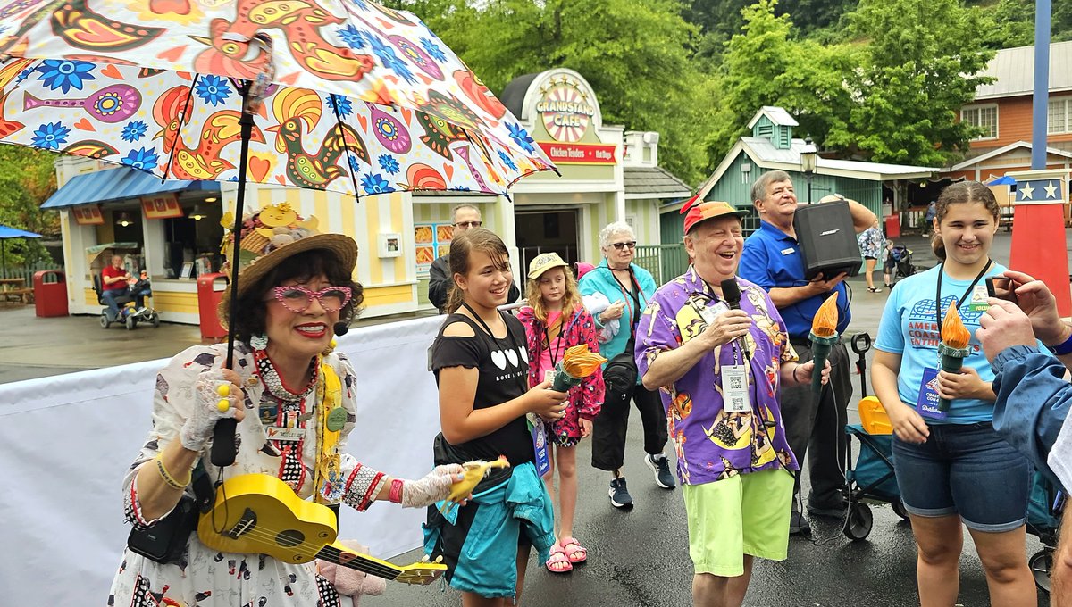 LinFromNJ's tweet photo. Thank you @ChickSpiritLady for leading our @aceonlineorg Midway Olympics parade during #coastercon45 @Dollywood You definitely brightened our day. https://t.co/FrirH4lahL