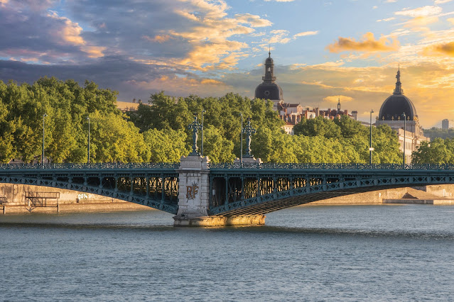 ScribblesSmiles's tweet photo. Lyon, France | Historic Traboules, Bouchons, and Silk: Welcome!  Join our journey to postcard-perfect destinations. 

All blog posts are based on our personal travels around Europe, penned by J. Christina.

Subscribe to receive the latest blog post! … https://t.co/cl8qeXWMHE https://t.co/eo5qnBoqFQ