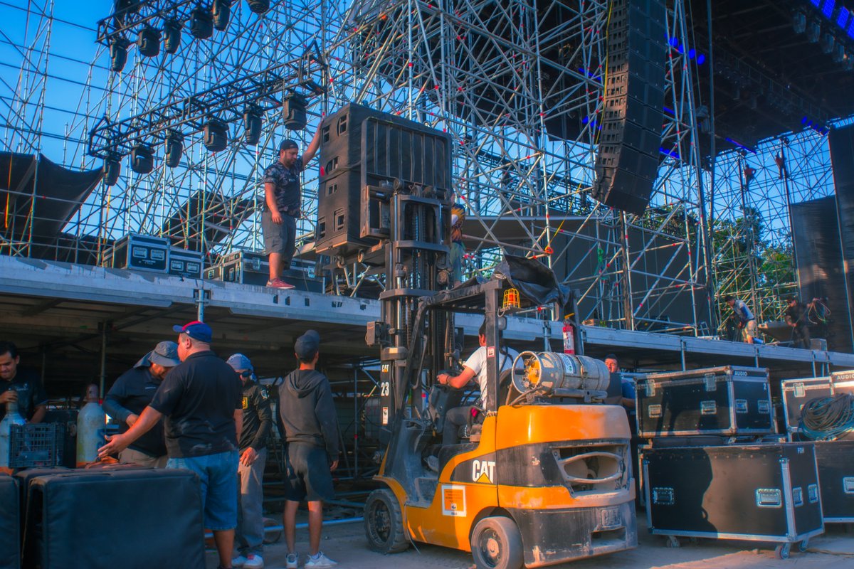 MachacaFestival's tweet photo. Ya se están terminando de amar las mega sombras y los escenarios para #Machaca2023 😎 Al 100 este sábado raza 🤟 https://t.co/zfY8e7dZyl