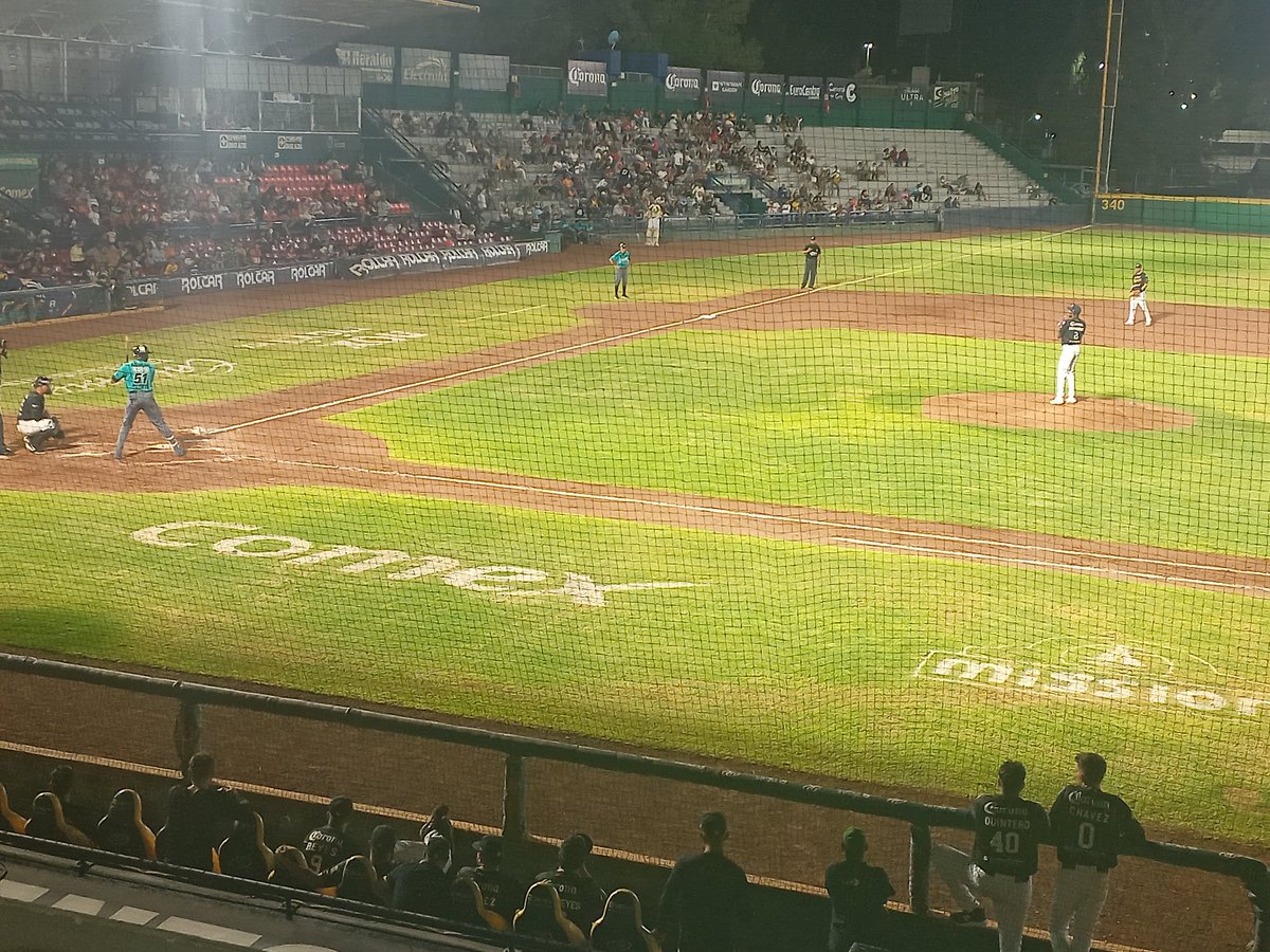 Henry Urrutia y Pavel Hernández se enfrentaron 3 veces en el encuentro entre @ClubSaraperos y @RielerosDeAgs. Urrutia pegó hit en la primera visita al plato mientras que Pavel salía airoso en los otros dos duelos.

#LMB #pelotacubana