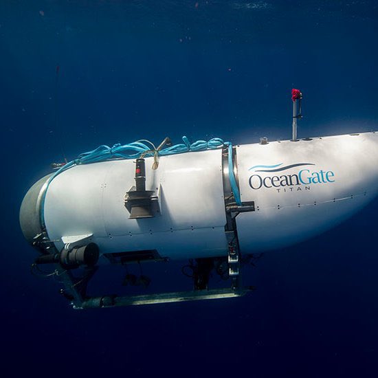 It takes 8 hours to rise from the bottom of the ocean to the surface in this submarine. 

They have 7 hours of oxygen left. 

Rip. #submarino