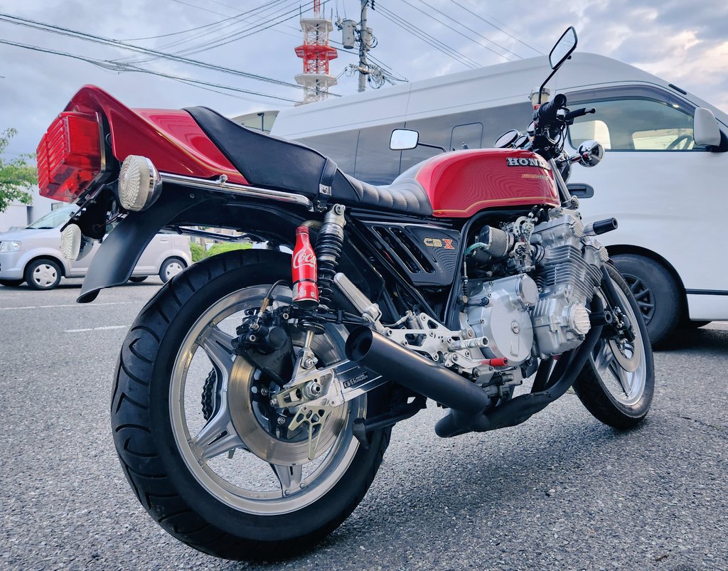 oreno_gokubuto's tweet photo. 極上のCBX1000を納車しました!

これでひとつ夢が叶った!
とにかく音が大好きなので、ワンオフマラーを試行錯誤して世界一のF1サウンドにします🥺

走りにいけるのはまだ先ですが、ツーリング行きましょー!

#CBX1000
#空冷６気筒
#FCR33
#ワンオフマラー
#走るエンジン https://t.co/7AtNwZP32M