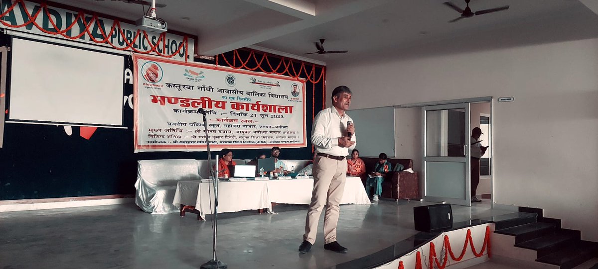 फैजाबाद में बुधवार (21 जून) को दस दिवसीय Visioning Workshop शुरू हुई, जो कि 29 जून तक चलेगी। इसमें KGBV के आगामी 10 वर्षों के विजन पर चर्चा होगी। पहले दिन बालिका शिक्षा यूनिट प्रभारी डॉ. मुकेश सिंह ने विषय पर चर्चा की। इस अवसर पर आयुक्त अयोध्या मंडल श्री गौरव दयाल भी मौजूद रहे।