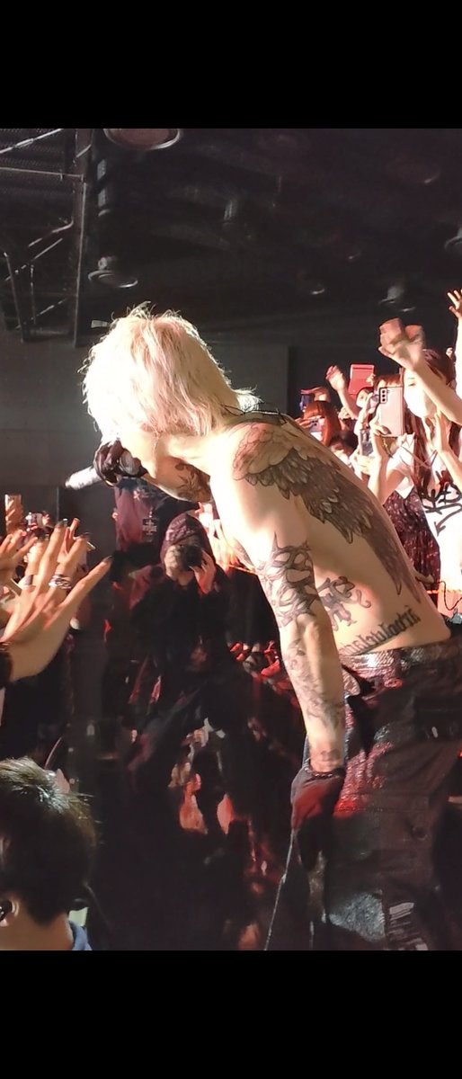 ZaNz3lYVcOkGtKJ's tweet photo. 2023.6.21
〘2階席〙①〜③
私の動画からのいい所スクショしまくってみた📸
これ最初に目が合ったよ😍
目の前きて目が合った時カメラズレてたよ💦肉眼で見ててしまって撮れてなかった😭
タップリ拝めました✨🙏✨
幸せですありがとう♡

#HYDELIVE2023 
#HYDE https://t.co/SM1auOcdjm
