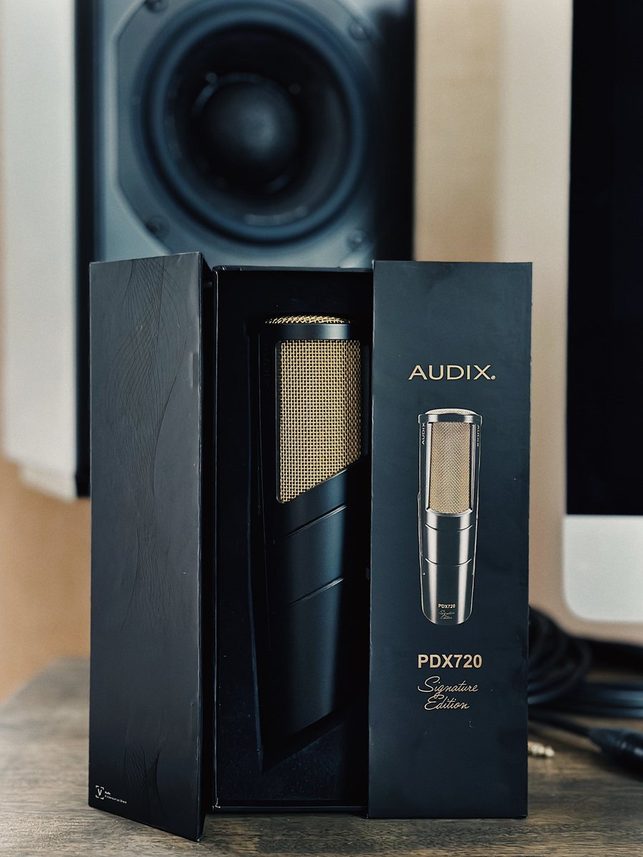 axknickerbocker's tweet image. The beautiful new PDX720 from @AudixMics. Can’t wait to hear it on vocals &amp;amp; voiceover - the integrated mount + XLR out combo and the sleek end-address design (plus the personalized engraving 🙏🏼) set the bar high already!

@Videndum_plc #vocals #recording #microphone #audio