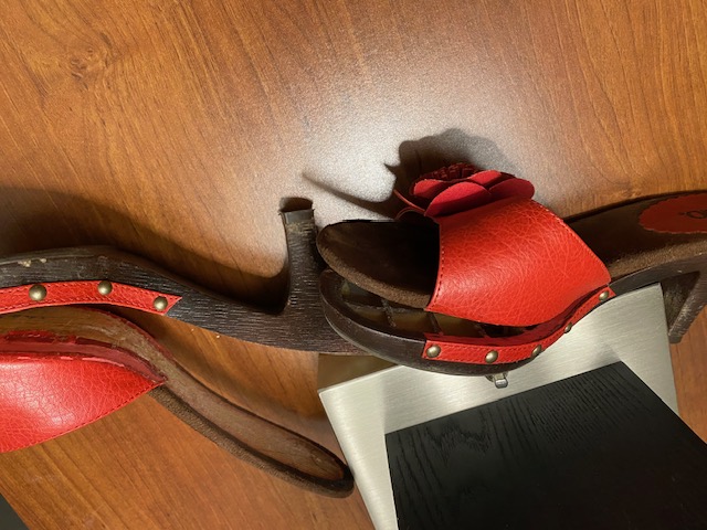 kat_byte's tweet photo. rarely get to dress for work but today was a super fail. shoes glue fell apart on some fave shoes. Rubber band together. Breaks. What a mess. Hobbling into the hotel https://t.co/NTg2W1zRzf