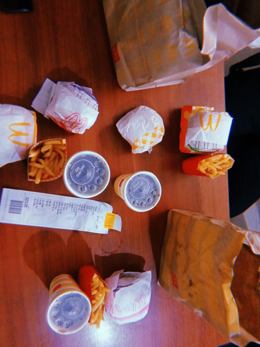 Bianca_Naomii's tweet photo. Me encanta comer, y sobretodo tener buena compañía 💚✨
Amigos 🐷: @vengsadjoss @ej_14
@Jordan85901  Kelly, Gustavo, Saúl, JL.
🍔🍟@McDonalds_Ecu 🍕@PizzaHutEC
🌮El chaparron 🍗🥩Nación Parrilla https://t.co/GGaForM6KL