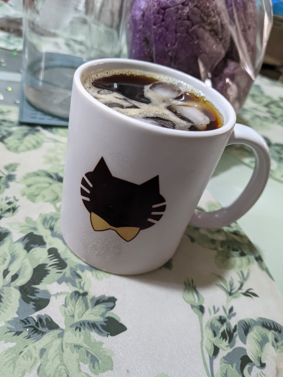 「7ヶ月間このマグカップを使いました、でもまだカフェはいない」|scalizo (comms open | 日本語を勉強してる！）のイラスト