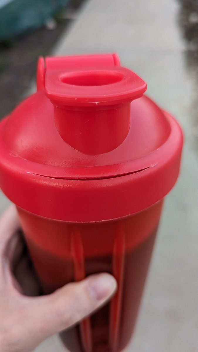 missbagulia's tweet photo. Hey @tcnutra the lid of my shaker cup cracked, can I get a replacement? It's been hand washed and dried only. https://t.co/GedT3J8ONP