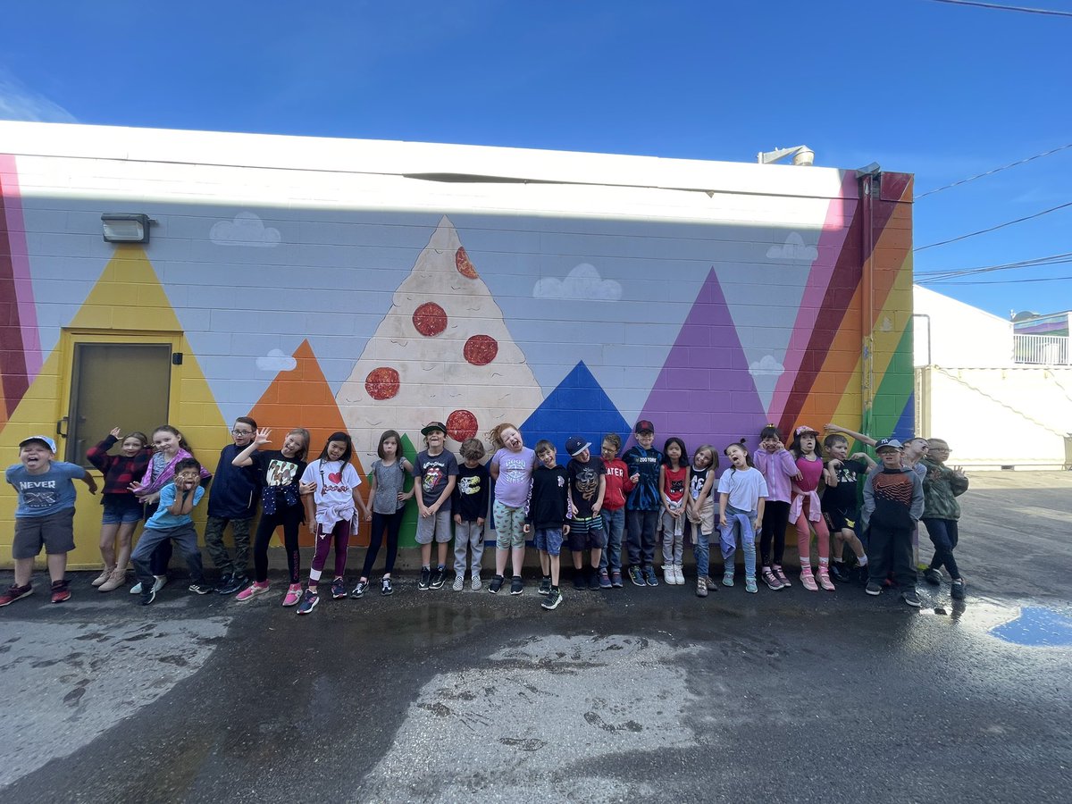 Grade 2s had the best time on our mural walk today!! Had to stop at <a href="/MoesLacombe/">Moe's Pizza Co.</a> mural and take a picture!💕 <a href="/EJSMSchool/">Ecole J S McCormick</a> 
#endoftheyear
#firstdayofsummer