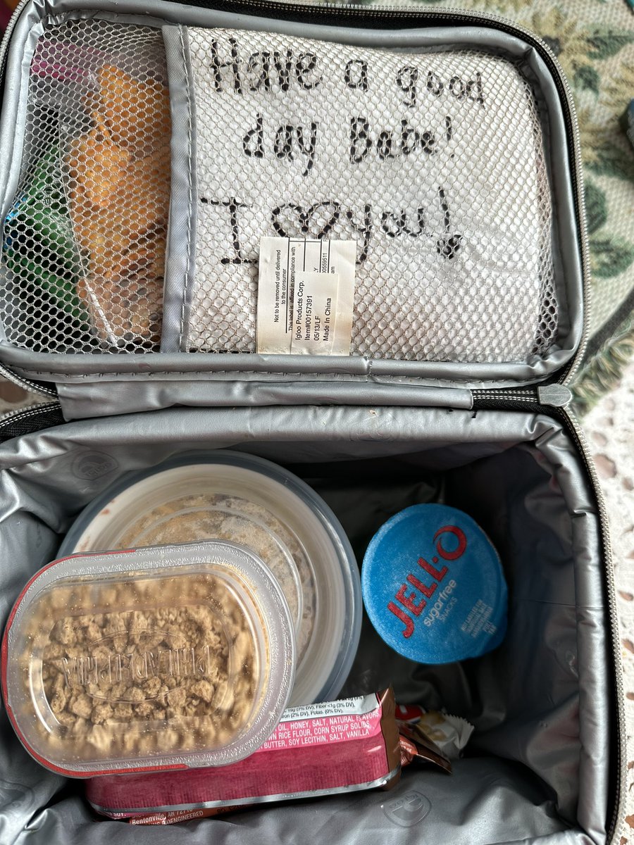 ArirmarLBC's tweet photo. I love when she packs my lunch and snacks. Also, I still eat like a fucking teenager. #lunch #foodie #doritos #love #happy https://t.co/vJ2bkAaWUL