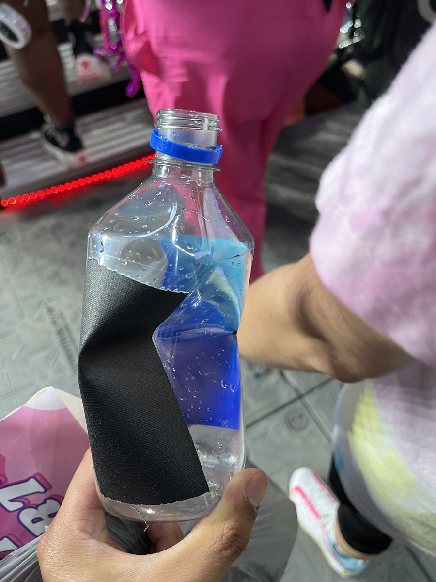 YA BOY GOT JIHYO’S BOTTLE!!!!! 

#TWICE_5TH_WORLD_TOUR #TWICEinARLINGTON #READYTOBE_IN_ARLINGTON #TWICE