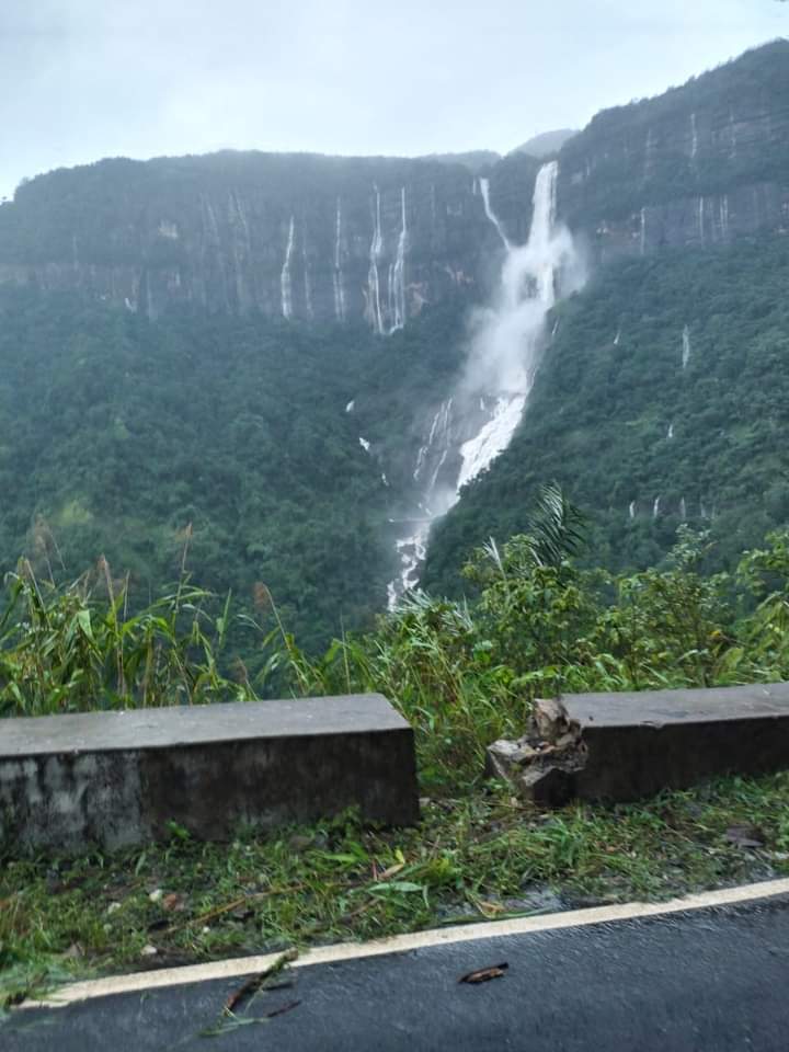 This is what #Sohra or #Cherrapunji Express does every year 👑

#Rainfall last few days 🌧️

22nd June = 161mm
21st June = 130mm
20th June = 109mm
19th June = 226mm
18th June = 171mm
17th June = 161mm
16th June = 426mm
15th June = 194mm
14th June = 200mm

#Meghalaya #Monsoon2023